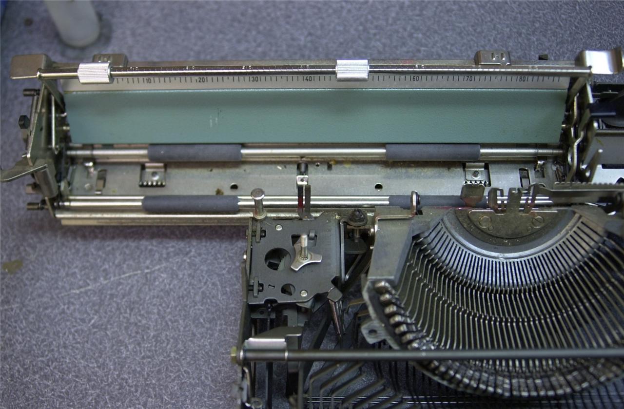 Olivetti Lettera 22 portable manual typewriter opened the market on ...